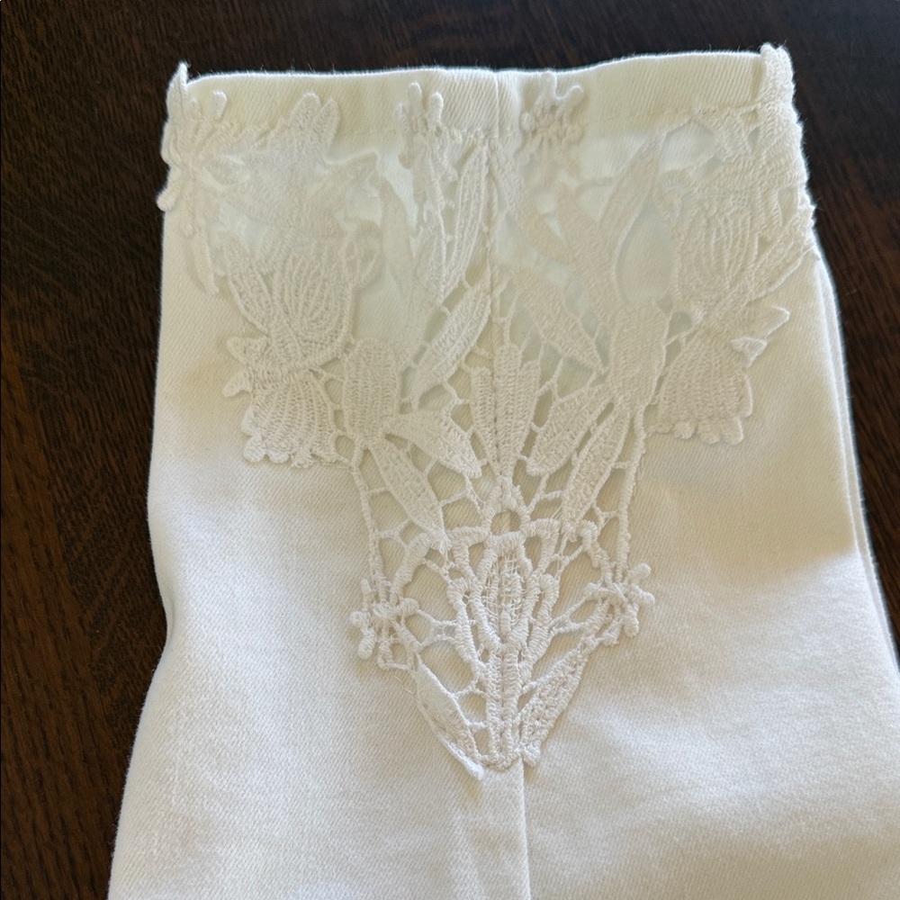 Earl Jeans White Cropped Jeans with Lace Embroidery. Womens size 6. - Picture 10 of 16
